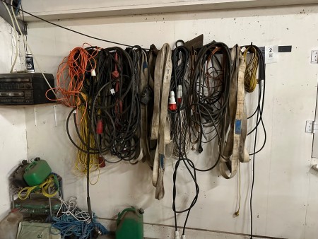 Contents on the wall of various cables, straps, etc.
