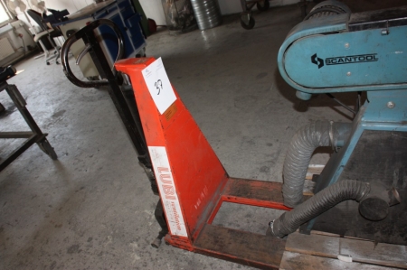 Height Lifter, 1000 kg. Lifting height max. 800 mm. Fork length 1150 mm