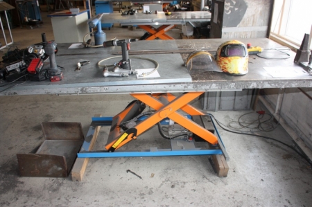 Electro-hydraulic lifting table, Translyft, 1000 kg. Approximately 2500 x 1250 mm, TL 1000F. Year 2008 + 2 + welding helmets + sheet shaping tool + 2 + 5 protractors