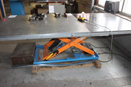 Electro-hydraulic lifting table, Translyft TL 1000 R, year 2009. Fitted with worktop: 2500 x 1250 mm