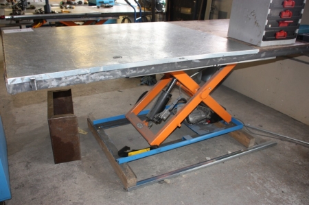 Electro-hydraulic lifting table, Translyft TL 1000 R, year 2008 fitted with worktop 2500 x 1250 mm