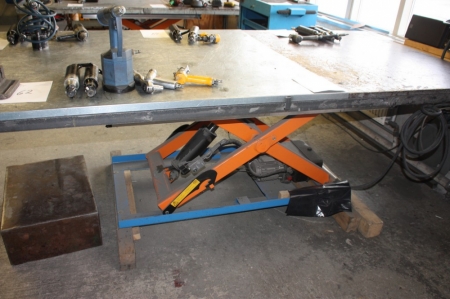 Electro-hydraulic lift table without content