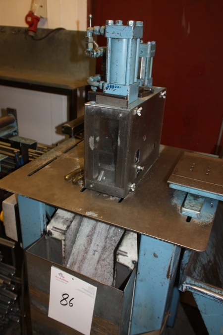 Lufthydraulisk profilklippemaskine. Udløbsrullebane og stativ
