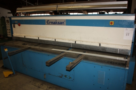 Hydraulic Guillotine, Ermaksan HGS 3100, working length: 3100 mm. Capacity: 6 mm. Digital back gauge. Year 1999. SN: 244 Weight of 5500 kg. Engine: 11 kW. Machine Dimension: W = 2400, L = 3895th H = 1550mm