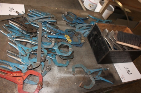 Various pliers, etc. on the welding surface