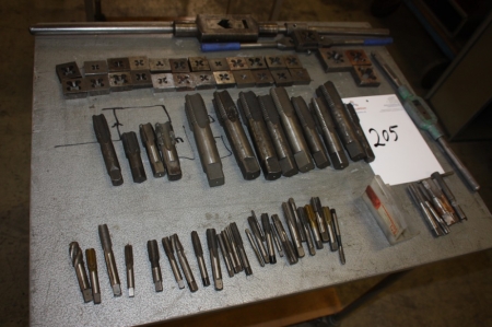 Rullevogn med diverse skærende værktøj. Rullevogn medfølger