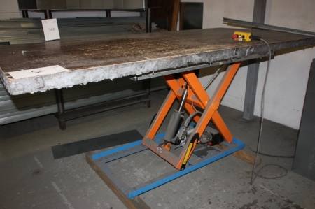 Electro-hydraulic lifting table, Translyft, 1000 kg. Production year 2009.
