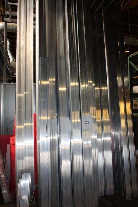 Halvfabrikat i aluminiumsprofiler, bredde ca. 120 mm. Længde anslået 5-6 meter