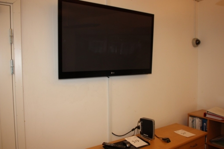 FladskærmsTV, LG50, med tilslutning til tynd klient, tastatur og mus, overvågningskameraer + pc Gearvision 1480 Adesk
