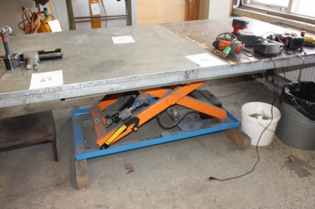 Electro-hydraulic lifting table, Translyft 1000 kg, year 2009. Fitted with worktop 2500 x 1250 mm