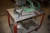 Rullebord med skruestik, 2 aftrækkere, aflastningstræktalje, løfteåg og løftekæder. L: 1000 mm B: 660 mm H: 850 mm