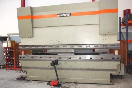 Folding machine, Done Well, type 225-4000 H. Working width 4100 mm. SN: 388 09 2329. Production year 1998. Control: Done Well DNC 7300 graphic. Stands directly on the floor. Hydraulic differential and single track tool and tool. Danish instruction manual.