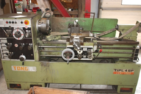 Lathe, Tong Il, TIPL 4 SP, 400x1060. Centre height 220 mm. turning length 1060 mm. Speed: 65 to 1,600 rpm. Bore 55 mm. Various accessories on pallet
