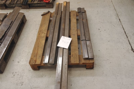 Pallet with bending tool