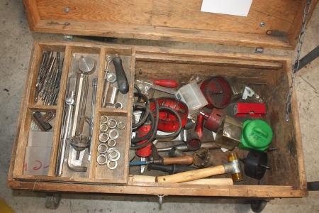 Værktøjskasse på hjul med indhold: håndværktøj, hulbor med videre + kasse med svejsetænger