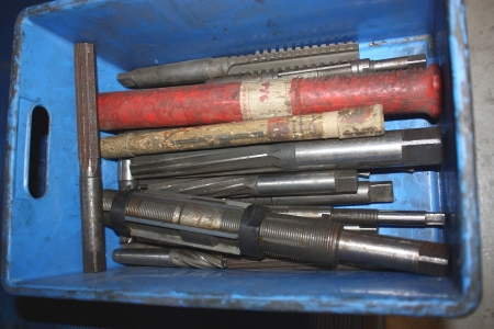 Indhold på 1 hylde i stålreol: diverse skærende værktøj