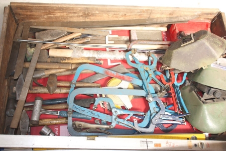 Pallet with various hand tools, spirit levels, pliers, etc.