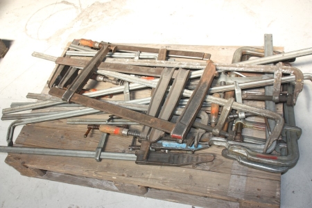 Pallet with strong clamps