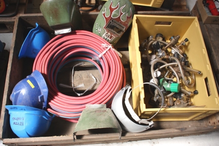 Pallet with welding manometers + oxygen / gas hose + welding + 3 working helmets