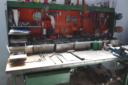 Work bench, 1900x800 mm, with drawer, vice and tool panel with content