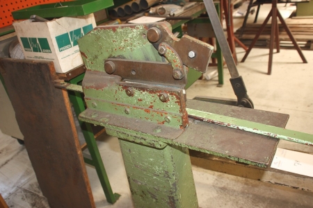 Steel bar cutter