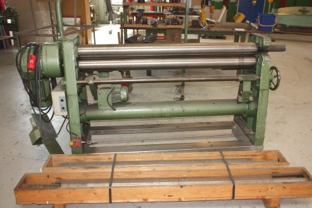 Rolling mill, 3 rolls, Luna, type 8266/15/40. Capacity: 1540 x 4 Weight: 840 kg. SN: 2209. Digital readout. 2 extra pressure rolls in wooden box. Cut rolls