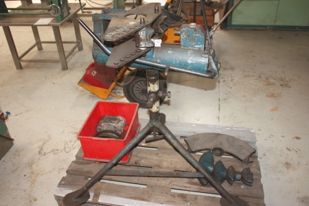 Hydraulic pipe bending machine on a pallet + bending tool