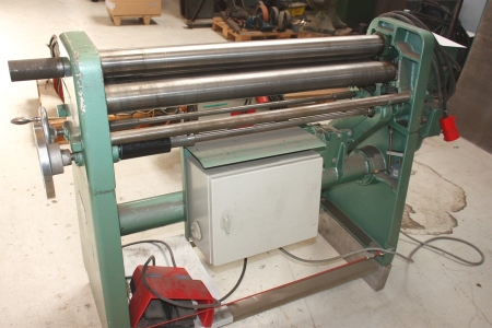 Electrical rolling mill, Luna, type 826610/25. Capacity 1040x2, 5 mm. SN 3633. Production year 2005. Digital readout. Variable speed. Electrical feed. Motor on bending roller. Remote control