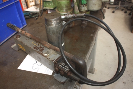 Hand hydraulic pump and cylinder