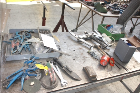 Content on welding level, including pliers, drills, taps, trigger, etc.
