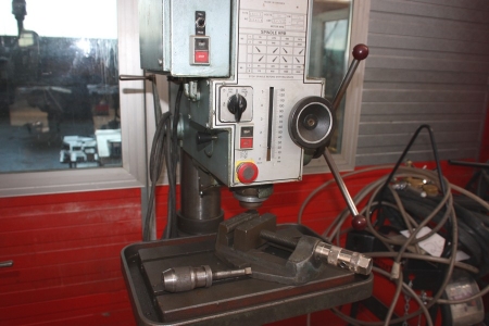 Søjleboremaskine, Strands S32ME, kW 1.5/1.8. Motor rpm 1400 / 2800. Max. Spindelhastighed 3220 rpm + maskinskruestik