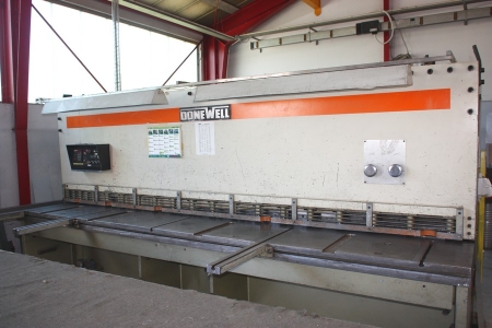 Guillotine, DoneWell, type 10-4000. Cutting width 4100 mm. SN: 28211452. Recent inspection 2/11. Motorized back gauge, 1000 mm. Swissax Control System. Angle stop: 4000 mm. Opto electric safety equipment