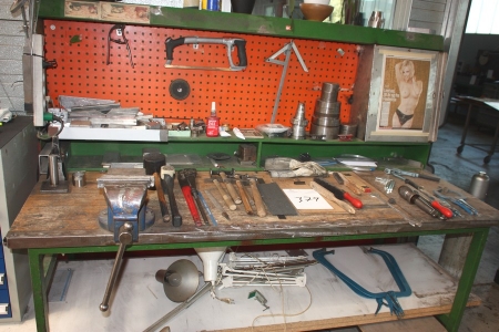 Work bench, 1900 x 800 mm + vice + drawer + tool panel + content, including hand tools, metal shaping tools, etc.