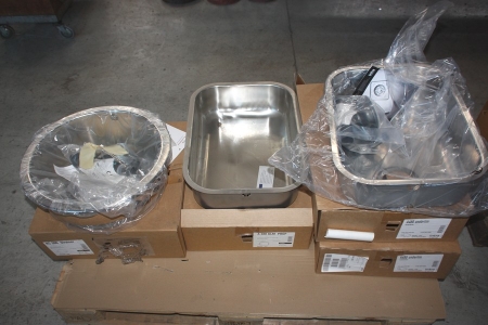 Pallet with 4 unused steel sinks