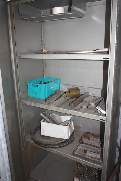 Tool Box + steel rack containing + various parts of the floor (laundry, etc. in stainless steel)