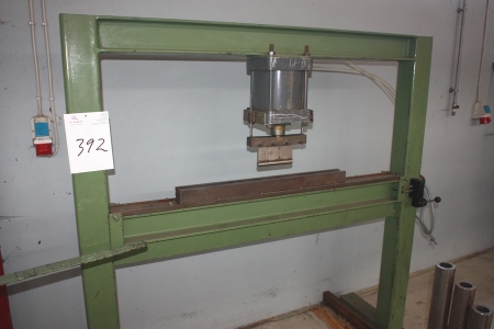 Air hydraulic presses with press tool on the pallet