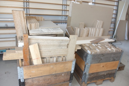 2 pallets of sawn wood + 2 galgereoler with wooden boards (including 2 x 2270 x 5000 x 28 mm and sheet residues with and without laminate + plate remnants along 2 walls + plate wagon + 2 support stands + trailer with plate remnants + aluminum ladder