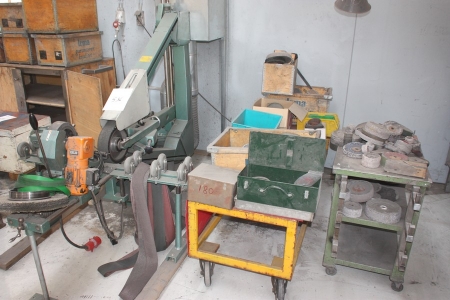Belt grinder, Löser, type KS 350, SN 6261/92, filter box, assorted sanding belts and polishing discs on the machine and on 2 trolleys