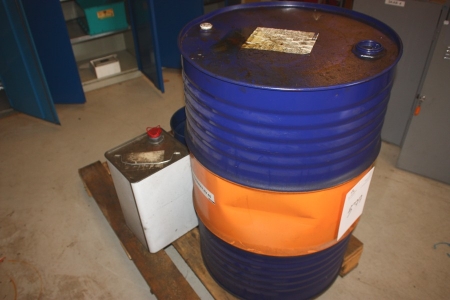 Oil Barrel, used oils, labeled Hydraway HV 46 + oil container labeled Shell Ondina Oil 917