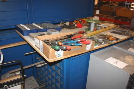 Rørreol containing, inter alia, assortment box with live + metal file, metal saw, mandrels, etc. (pipe not included)