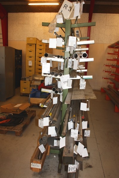 Double-sided cantilever racking, 8 branches each side. Length approx. 6 meters. Contents of various stainless tube, square profiles, flat iron, etc.