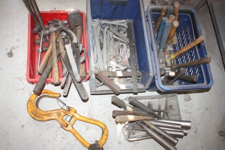4 boxes of assorted hand tools + hook for crane hoist, 2500 kg