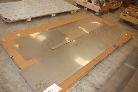 Miscellaneous metal sheet panels on pallet