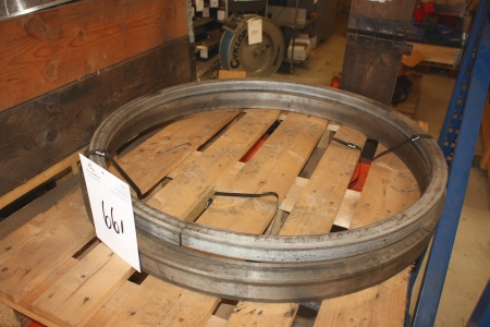 Pallet with two metal rings