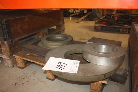 Pallet with components, metal rings