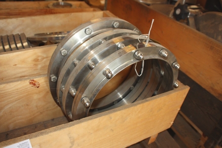 4 wooden boxes with components (flanges)