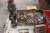 Rullebord med indhold: bl.a. TIG-svejseelektroder, bor, spændskiver, bolte, pladeformningsværktøj, lejer + magnetisk blok, Eclipse