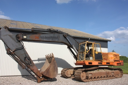 40 ton belt excavator Akerman H16D-998. New engine in 2002. Only done around. 2500 hours.