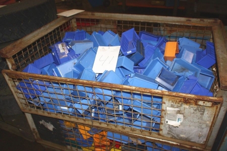 Plastkasser / sorteringskasser primært små – anslået 250 stk. Gitterbur medfølger ikke