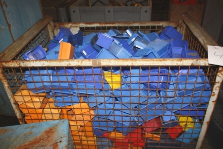 Contents wire mesh pallet: assortment boxes, plastic. Wire mesh pallet not included